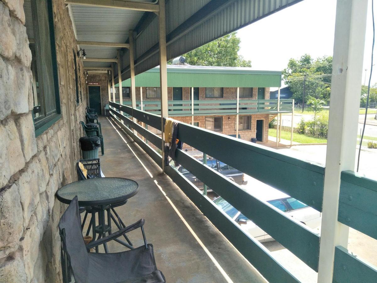 Palm Court Backpackers Hostel Katherine Exterior photo