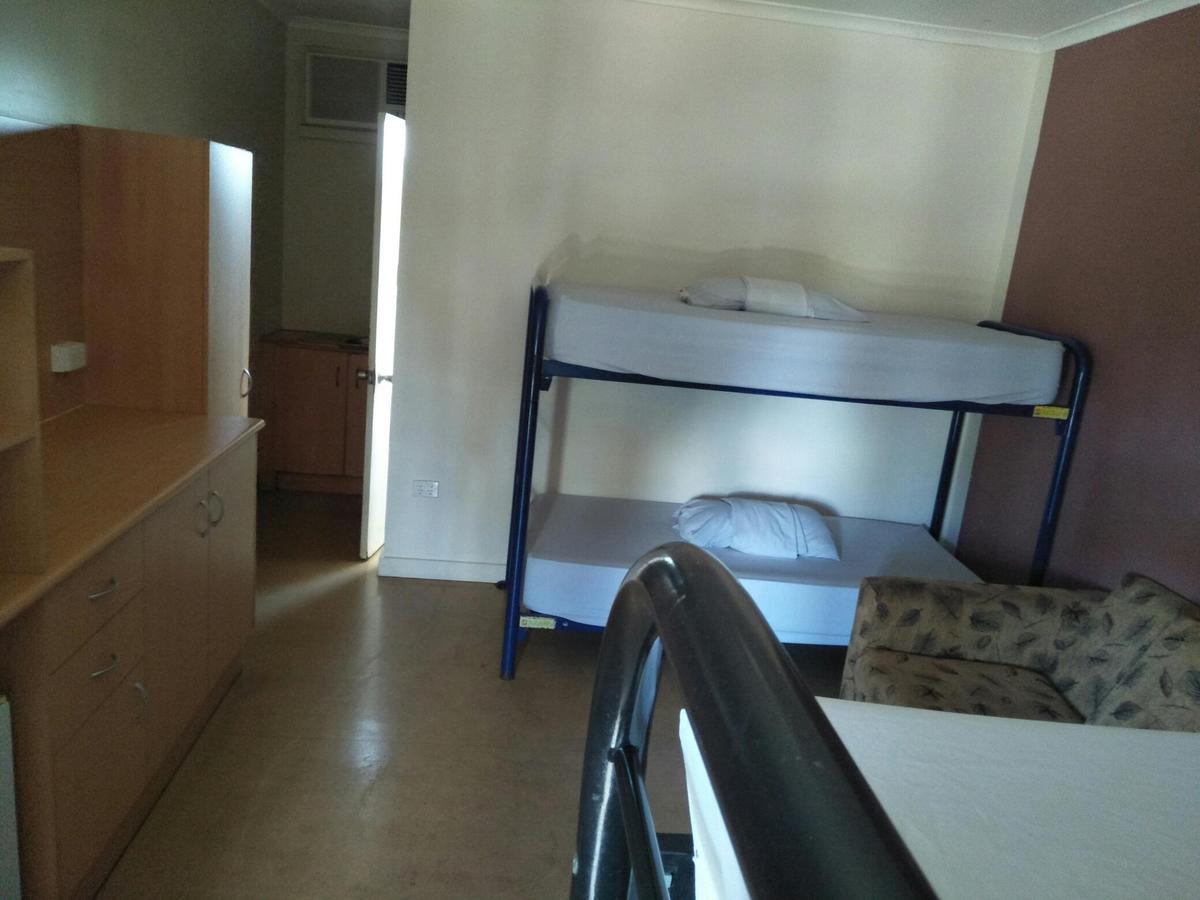 Palm Court Backpackers Hostel Katherine Exterior photo