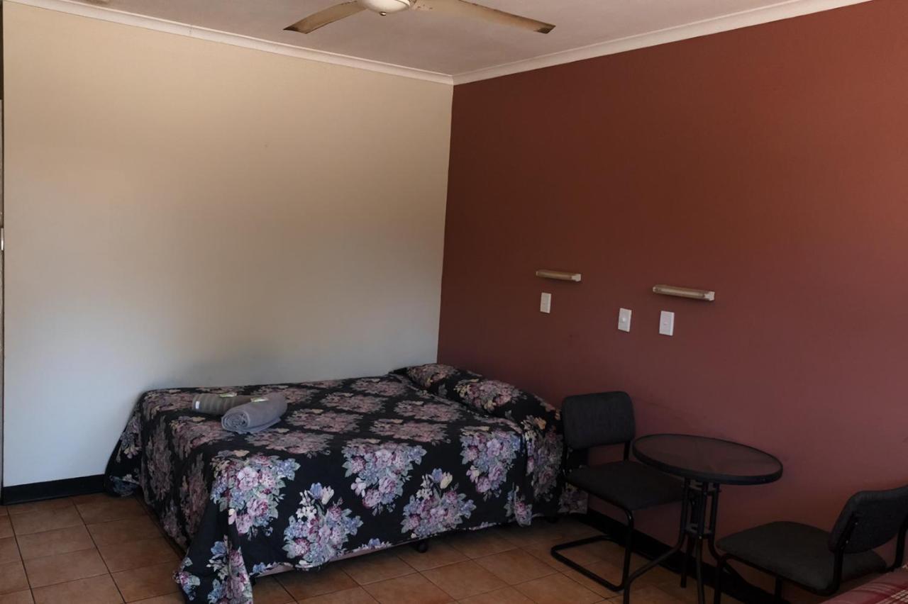 Palm Court Backpackers Hostel Katherine Exterior photo